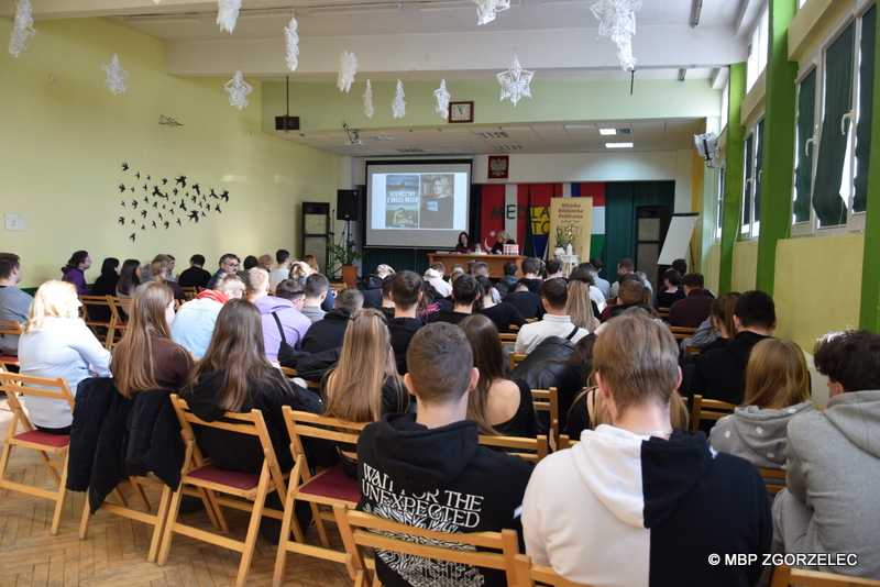 Spotkanie Agnieszki Dobkiewicz z uczniami w Zespole Szkół Zawodowych i Licealnych w Zgorzelcu. Na zdjęciu autorka, uczniowie, nauczyciele i zaproszeni goście. Zdjęcie jest jednocześnie odnośnikiem do artykułu 