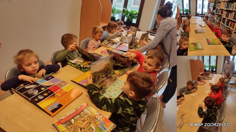 Dzieci z przedszkola Akademia Malucha oglądają książki.