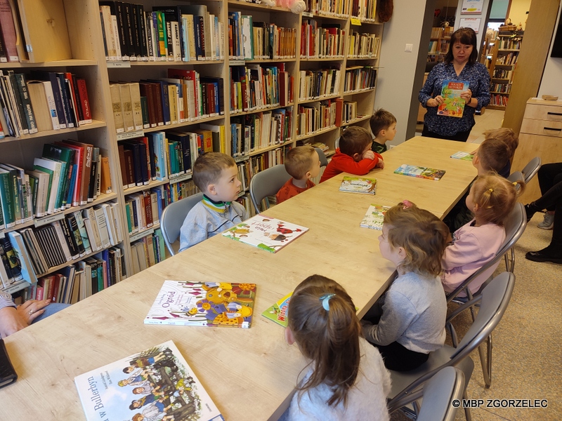 Bibliotekarka prezentuje dzieciom książki o wiośnie.