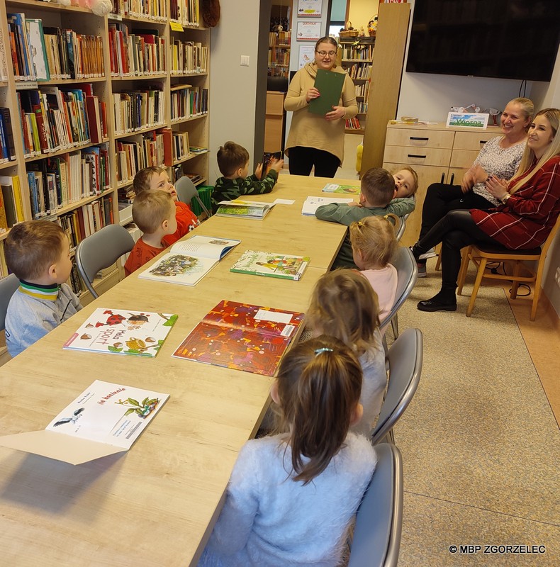 Bibliotekarka zadaje dzieciom zagadki.
