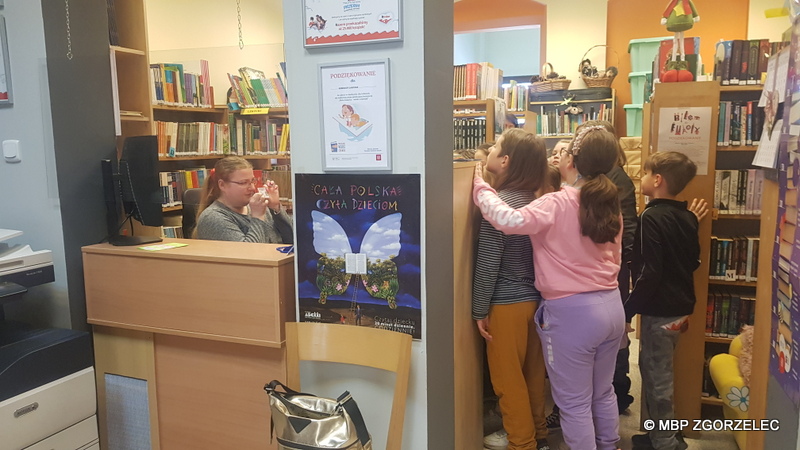 Zapisy uczniów do biblioteki. Zdjęcie jest jednocześnie odnośnikiem do artykułu: Lekcja biblioteczna dla uczniów ze Szkoły Podstawowej „Tęcza”.