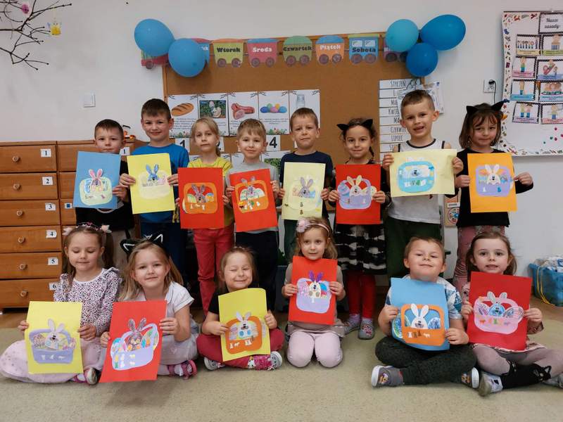 Dzieci z Przedszkola nr 8 prezentują wykonane prace wielkanocne. Zdjęcie jest jednocześnie odnośnikiem do wpisu "Spotkanie Wielkanocne w Przedszkolu nr 8".