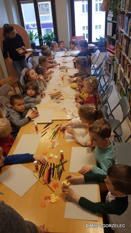 Zajęcia Miejskiej Biblioteki Publicznej w Zgorzelcu prowadzone dla grupy 4/5 latków z przedszkola nr 12, dzieci wykonują prace plastyczne.