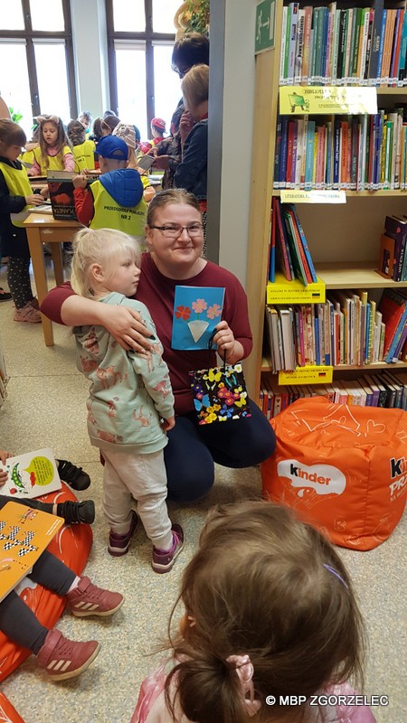 Dzieci wręczają laurkę Pani Bibliotekarce