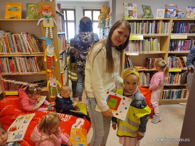 Dzieci wręczają laurkę Pani Bibliotekarce