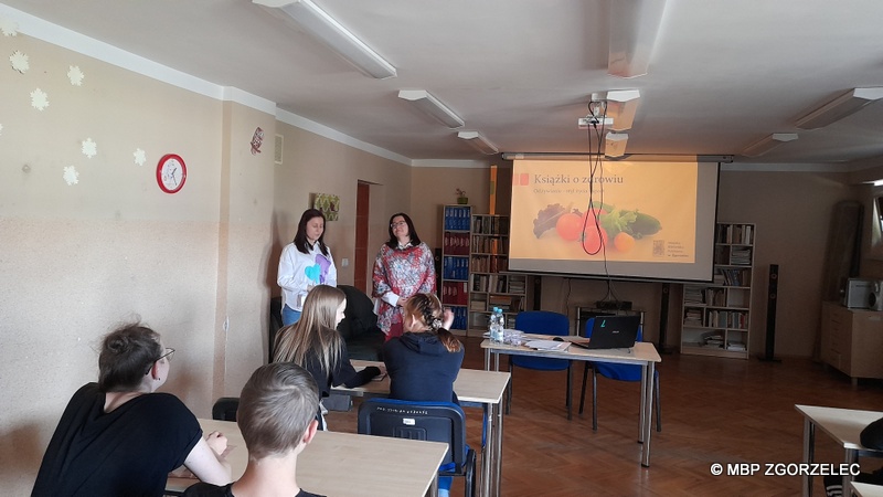 Spotkanie o książkach o zdrowiu, zdrowym odżywianiu i stylu życia w Młodzieżowym Ośrodku Socjoterapii im. Janusza Korczaka w Zgorzelcu. Na fotografii bibliotekarka oraz wychowawczyni i wychowankowie Młodzieżowego Ośrodka Socjoterapii im. Janusza Korczaka w Zgorzelcu.