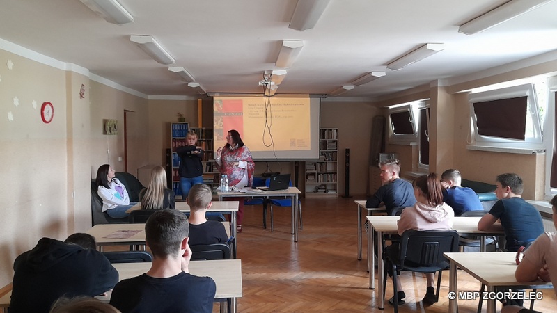 Spotkanie o książkach o zdrowiu, zdrowym odżywianiu i stylu życia w Młodzieżowym Ośrodku Socjoterapii im. Janusza Korczaka w Zgorzelcu. Na fotografii bibliotekarka oraz wychowawczyni i wychowankowie Młodzieżowego Ośrodka Socjoterapii im. Janusza Korczaka w Zgorzelcu.