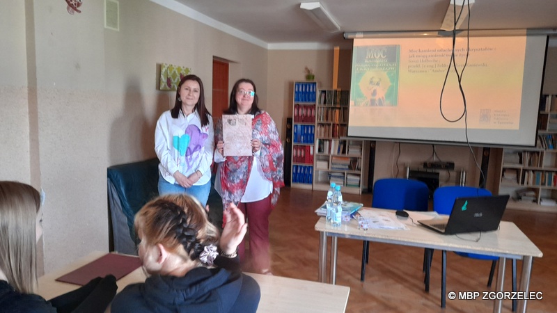 Spotkanie o książkach o zdrowiu, zdrowym odżywianiu i stylu życia w Młodzieżowym Ośrodku Socjoterapii im. Janusza Korczaka w Zgorzelcu. Na fotografii bibliotekarka oraz wychowawczyni i wychowankowie Młodzieżowego Ośrodka Socjoterapii im. Janusza Korczaka w Zgorzelcu.