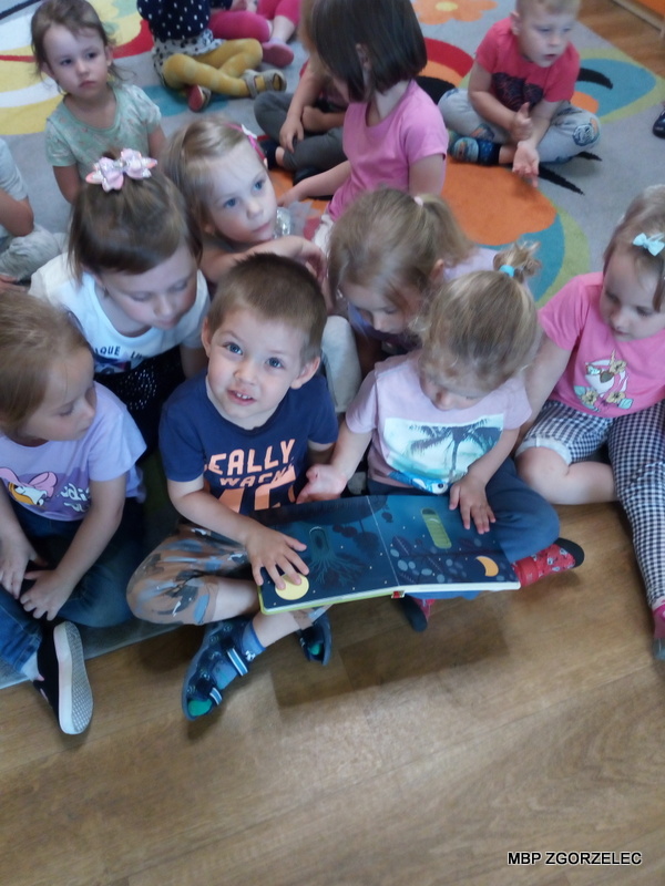 Dzieci z Przedszkola Kasztankowe słuchają bajki