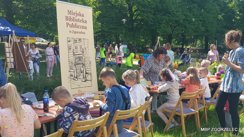 Warsztaty plastyczne podczas Pikniku Rodzinnego 