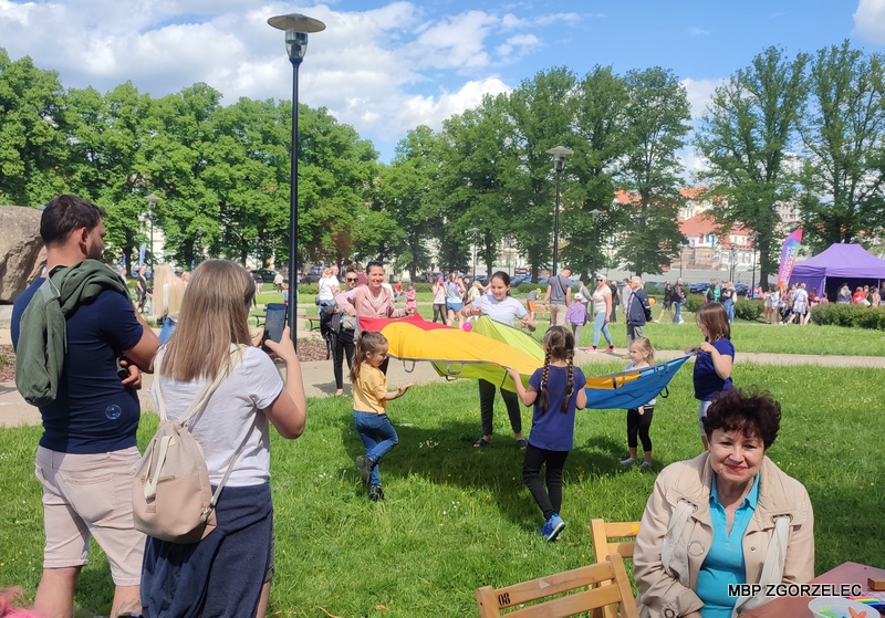 Zabawy z chustą animacji na skwerku im. ks. Jerzego Popiełuszki