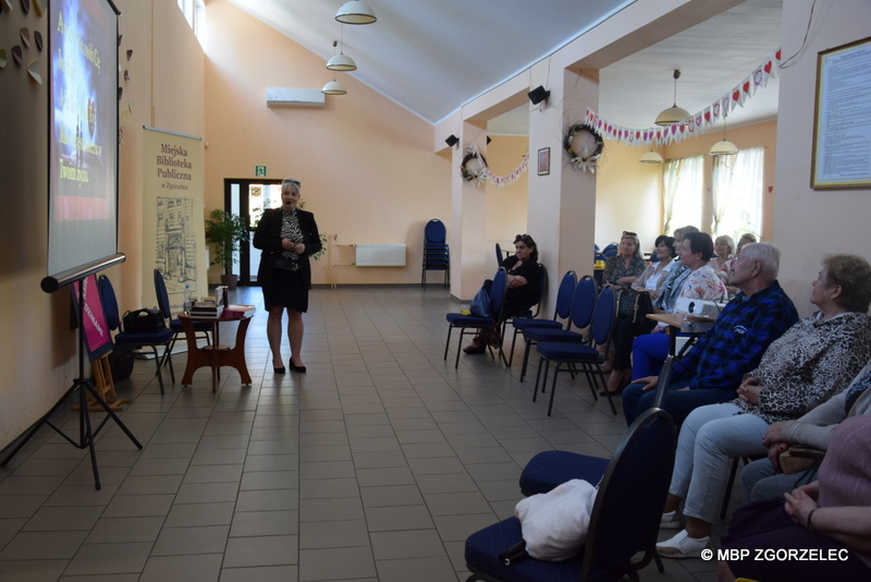 Autorka Monika Sawicka w gronie słuchaczy Dyskusyjnego Klubu Książki.