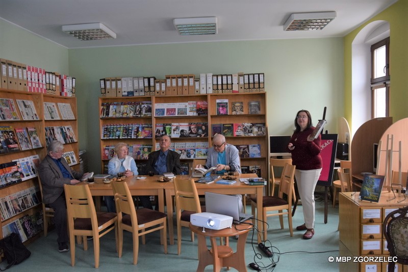 Słuchacze Dyskusyjnego Klubu Książki na spotkaniu w Czytelni MBP w Zgorzelcu
