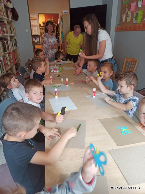 Przedszkolaki podczas zajęć plastycznych w bibliotece
