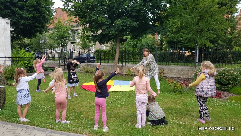 Zabawa w wiatr z Przedszkolakami na placu przy Klubie Seniora