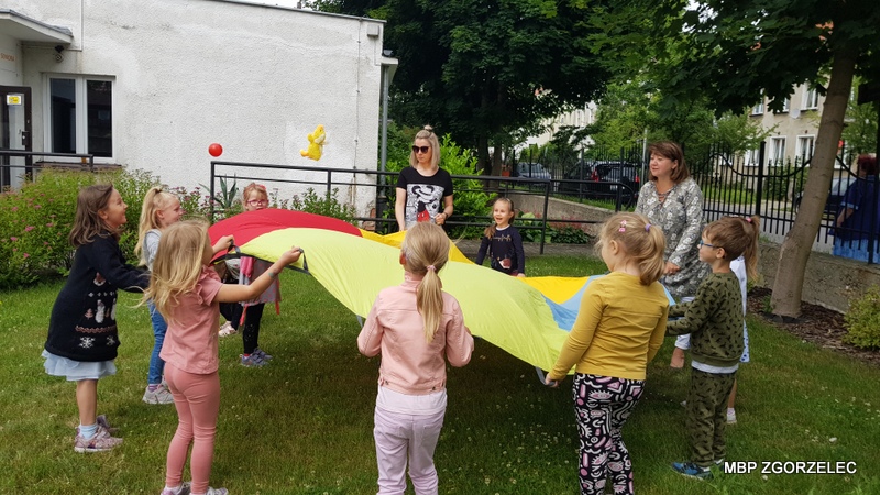 Dzieci z Przedszkola Mali Odkrywcy bawią się chustą animacji