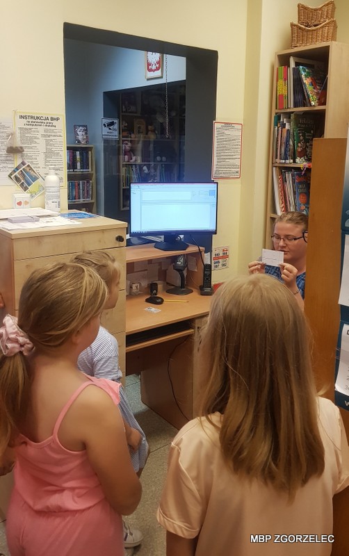 Dzieci poznają zasady zapisania się do biblioteki