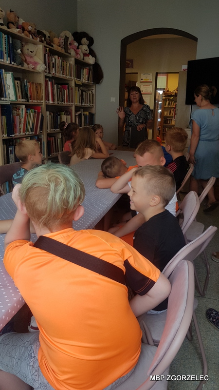 Dzieci poznają zasady panujące w bibliotece