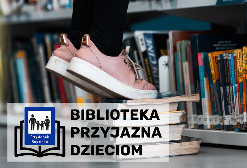 Regał z książkami z biblioteki. Obok regału, na podłodze leży stos książek. Na stosie ktoś stoi na palcach w różowym obuwiu. W lewym dolnym rogu widnieje logo z napisem: Biblioteka Przyjazna Dzieciom.