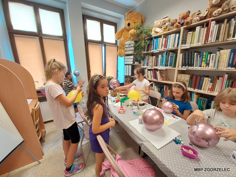 Dzieci malują na balonach buźkę ze swoją emocją