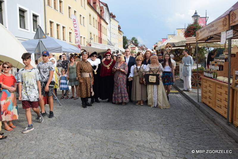 Jakuby 2022. Uczestnicy pochodu na Most Staromiejski.