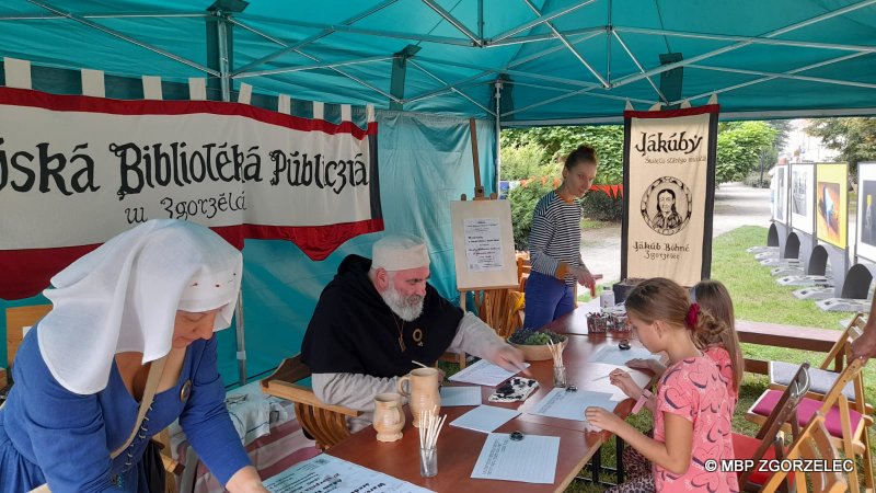 Jakuby 2022. Warsztaty kaligrafii oraz warsztaty z tworzenia notesów. Na fotografii prowadzący oraz uczestnicy warsztatów. 