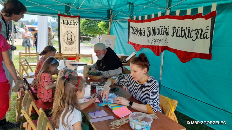 Jakuby 2022. Warsztaty kaligrafii oraz warsztaty z tworzenia notesów. Na fotografii prowadzący oraz uczestnicy warsztatów. 