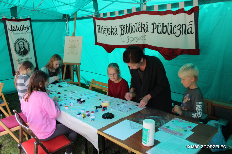 Jakuby 2022. Warsztaty artystyczne "Portrety filozofów". Na fotografii prowadzący oraz uczestnicy warsztatów. 