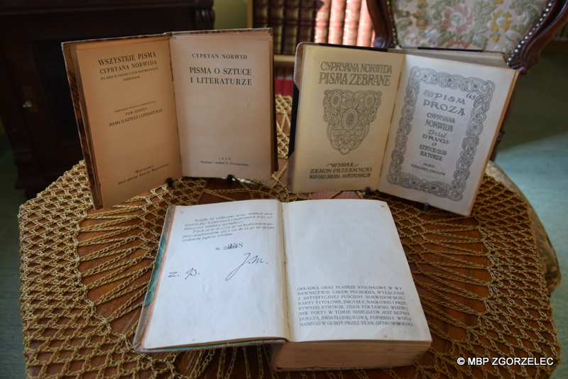 Publikacje z utworami Cypriana Norwida wydane przez Zenona Przesmyckiego w zbiorach Czytelni MBP.