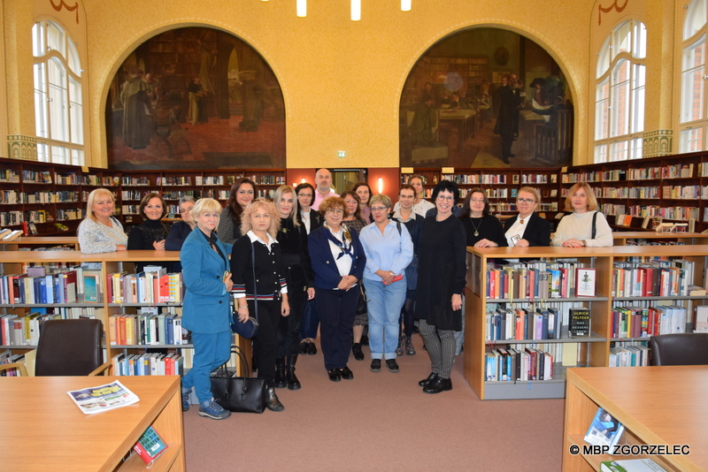 Grupowe zdjęcie uczestników spotkania wykonane w Bibliotece Miejskiej w Görlitz.