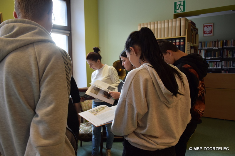 Lekcja biblioteczna o dawnych pocztówkach w Czytelni MBP.