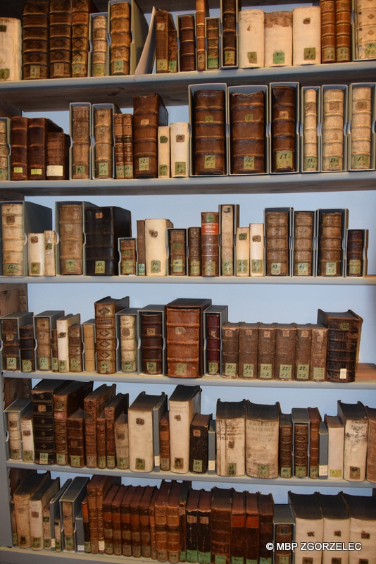 Dawne książki w Górnołużyckiej Bibliotece Naukowej w Görlitz. Zdjęcie jest jednocześnie odnośnikiem do wpisu 