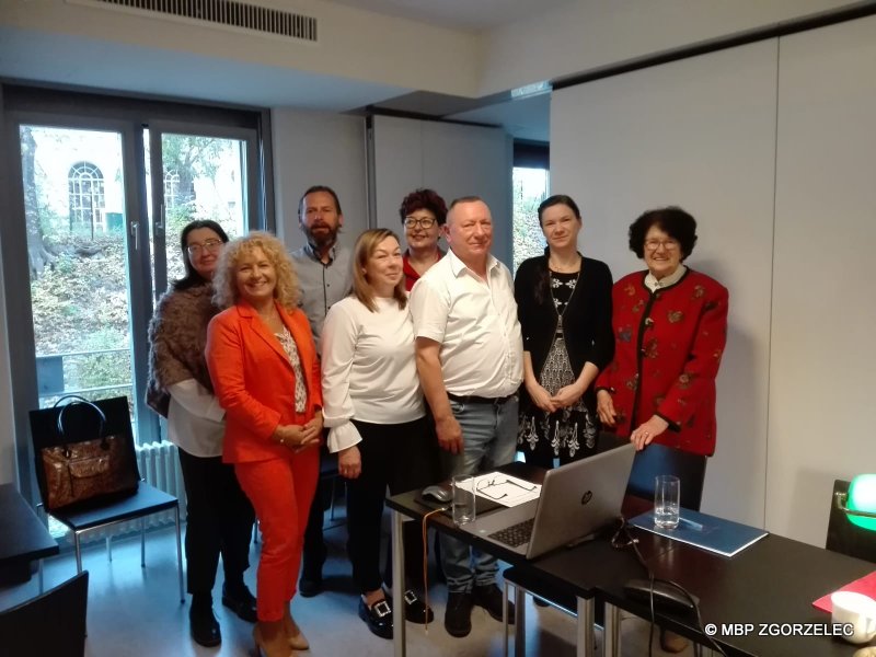 Spotkanie z Robertem Błażejczakiem w Stadtbibliothek Görlitz. Zdjęcie grupowe uczestników spotkania.