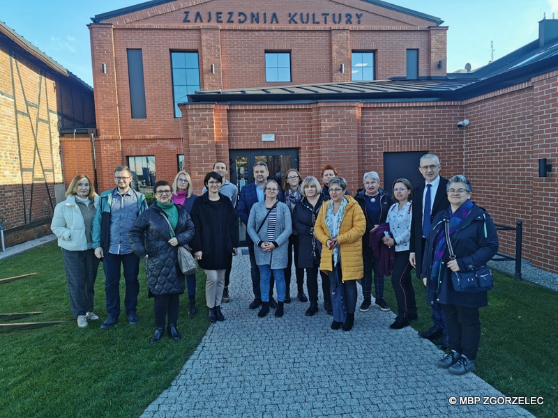 Grupa bibliotekarzy przed budynkiem  Zajezdni Kultury w Pleszewie