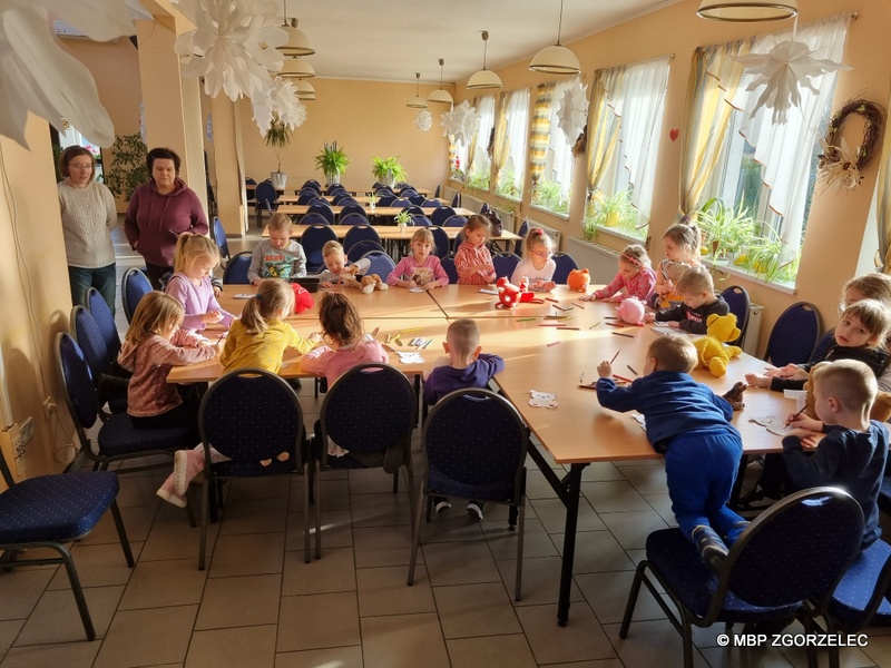 Spotkanie z dziećmi z Przedszkola Mali Odkrywcy. Przedszkolaki słuchają opowiadania "Miś Tuliś".