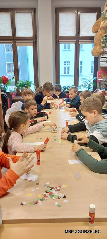 UCZNIOWIE wykonują zakładki podczas lekcji bibliotecznej