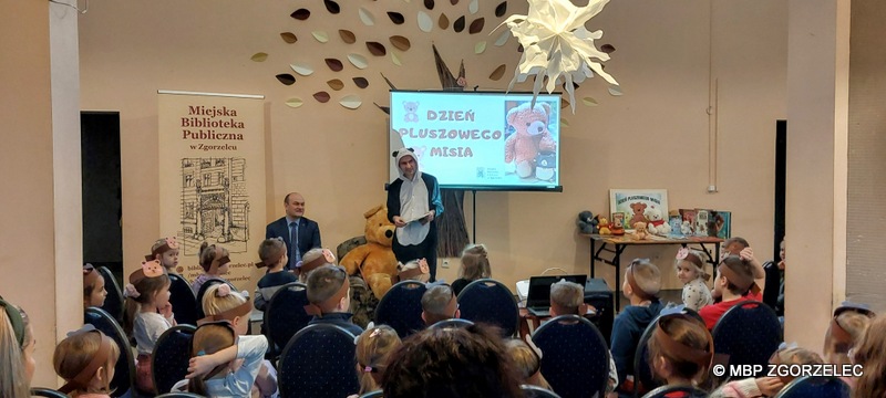 W pomieszczeniu Miejskiego Klubu Seniora w Zgorzelcu jest Pan burmistrz Miasta Zgorzelec - Rafał Gronicz, bibliotekarz w stroju pandy i grupa przedszkolaków. 
