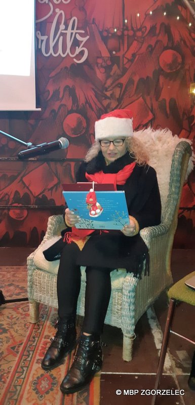 Czytanie świątecznego opowiadania dla dzieci na Jarmarku Bożonarodzeniowym w Görlitz.