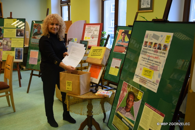 Dyrektor MBP Krystyna Radzięta wrzuca napisane listy do skrzynki.