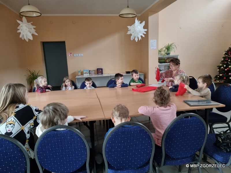 Przedszkolaki słuchają opowiadania o świętach Bożego Narodzenia.