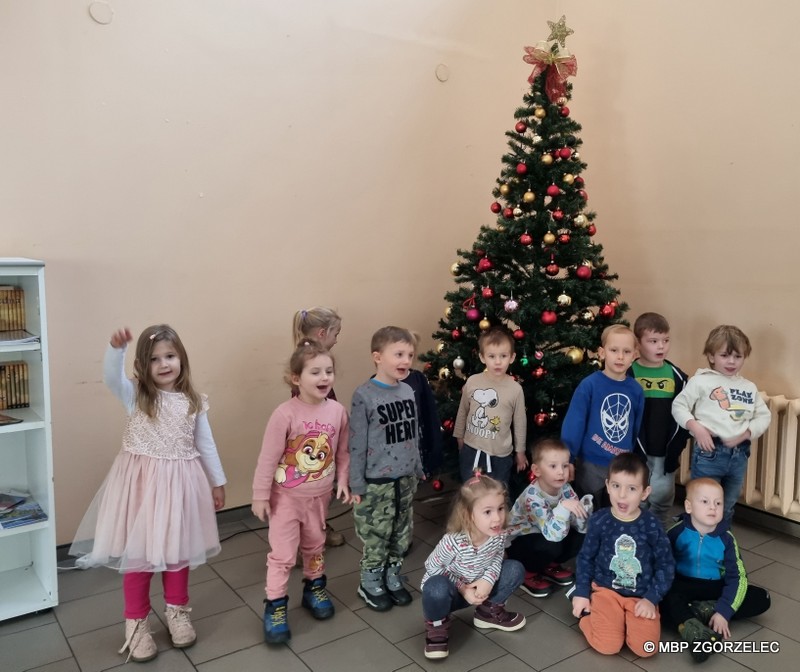 Zdjęcie przedszkolaków przy choince. Zdjęcie jest odnośnikiem do wpisu "W sam raz na Boże Narodzenie".