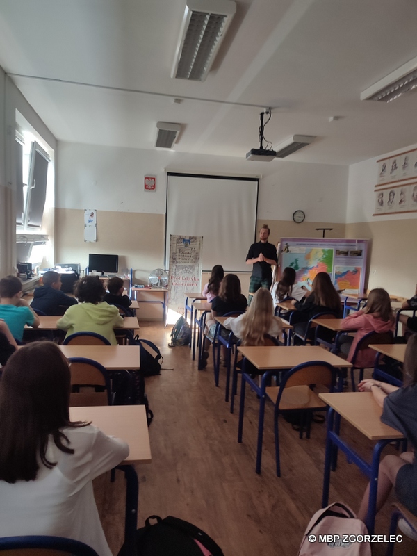 Paweł Wróbel z uczniami klasy siódmej ze Szkoły Podstawowej nr 5 im. Marii Skłodowskiej-Curie w Zgorzelcu.