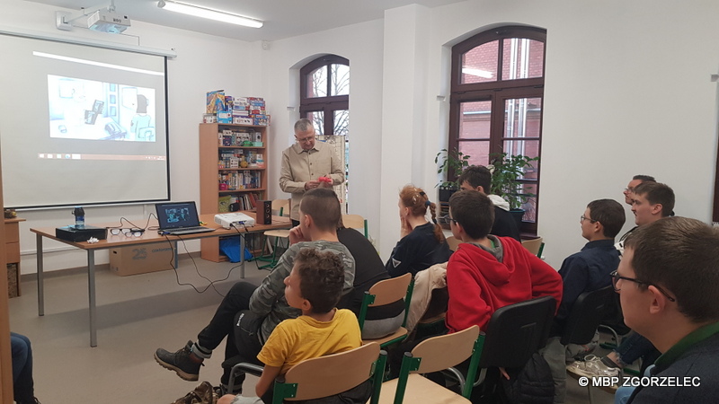 Pan Leopold Lisicki na spotkaniu z wychowankami z Specjalnego Ośrodka Szkolno-Wychowawczego w Zgorzelcu (09.12.22).