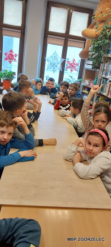 Dzieci słuchają o zasadach panujących w bibliotece