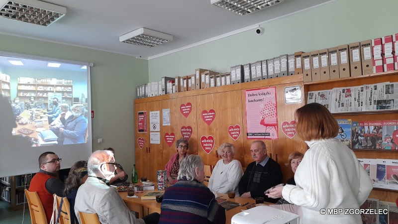 Spotkanie Dyskusyjnego Klubu Książki "Literiada". Na fotografii uczestnicy spotkania w Czytelni MBP.