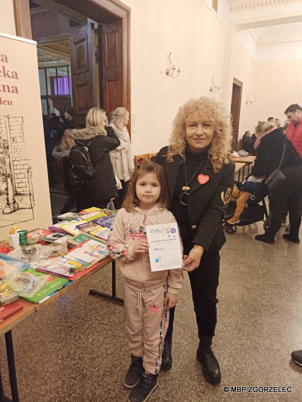 Stoisko Miejskiej Biblioteki Publicznej w Zgorzelcu podczas 31. Finału WOŚP w Miejskim Domu Kultury w Zgorzelcu.