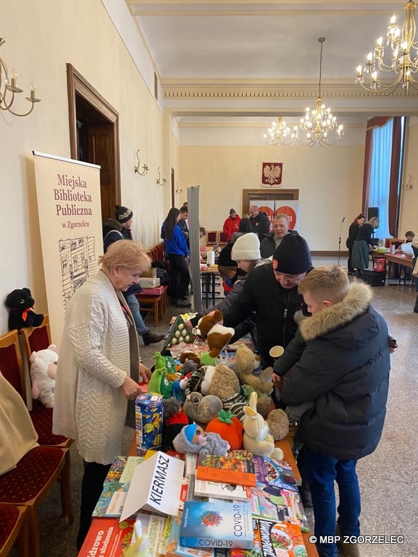 Stoisko Miejskiej Biblioteki Publicznej w Zgorzelcu podczas 31. Finału WOŚP w Miejskim Domu Kultury w Zgorzelcu.