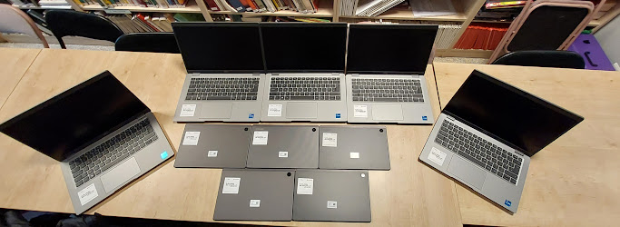 Na stole leży 5 laptopów i 5 tabletów Na stole leży 5 laptopów i 5 tabletów