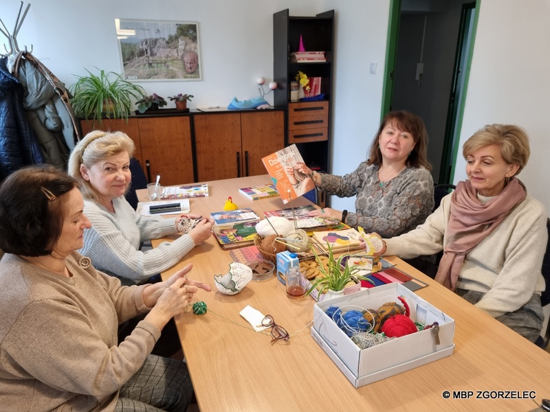 Czytelniczki podczas zajęć szydełkowania w bibliotece.