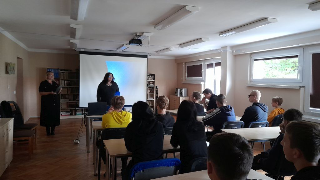 Prezentacja „Górny Śląsk – Mój Dom” w Młodzieżowym Ośrodku Socjoterapii im. Janusza Korczaka w Zgorzelcu. Na fotografii bibliotekarki oraz wychowankowie ośrodka.